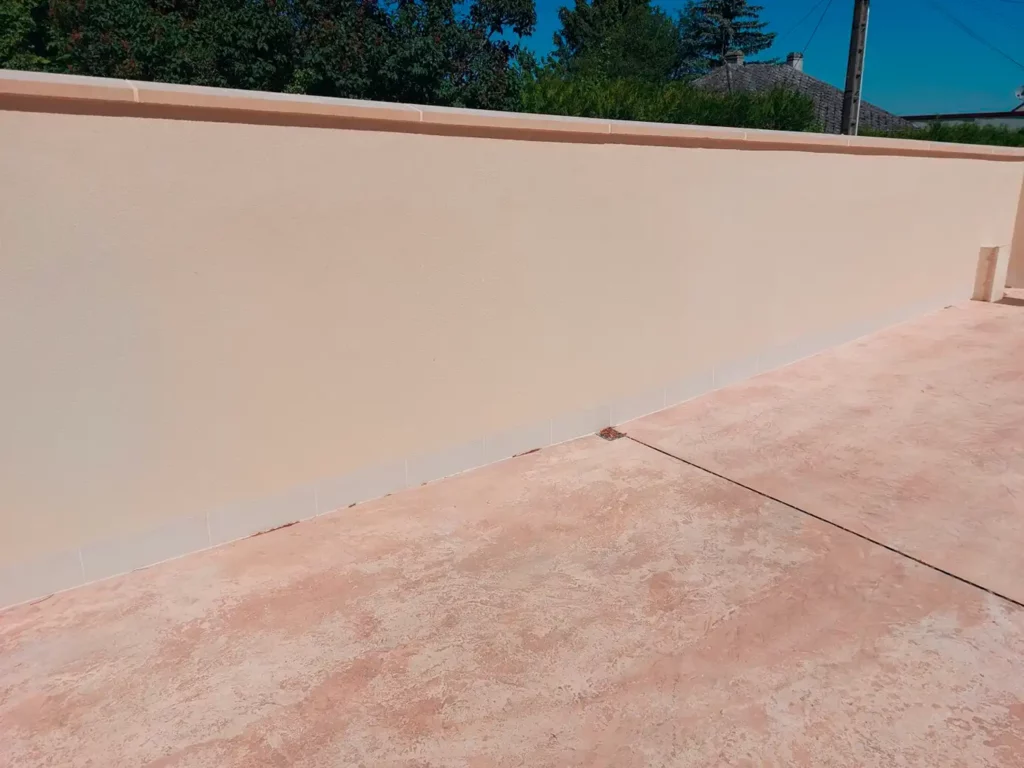 Mur de clôture enduit terminé