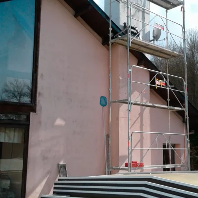 Échafaudage monté pour la réfection d’une cheminée de maison
