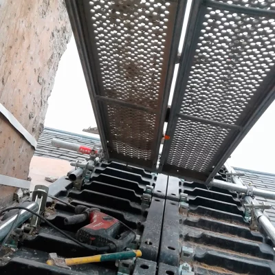 Passerelle de travail installée sur la toiture