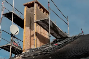 Échafaudage contre un pignon pour une réfection de cheminée
