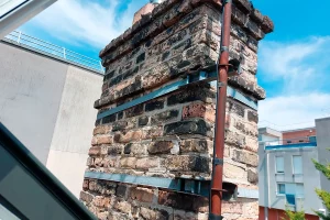 Maçonnerie de cheminée en meulière dégradée