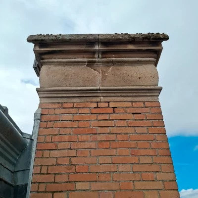 Souche de cheminée en briques vue depuis la toiture