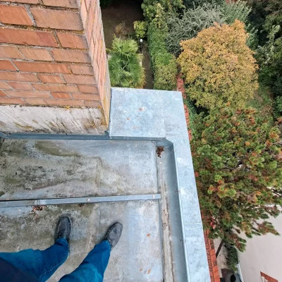 Intervention sur une toiture zinc autour de la cheminée
