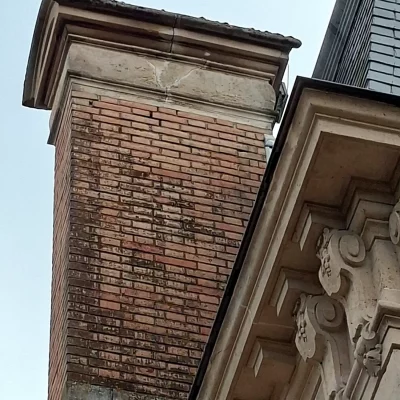 Souche de cheminée en briques sur une maison bourgeoise