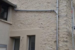 Façade en pierre d’une maison ancienne rénovée
