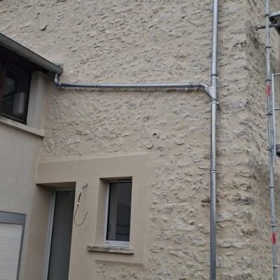 Façade en pierre d’une maison ancienne rénovée
