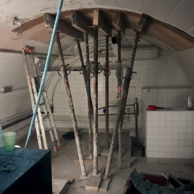 Étaiement de plancher pendant un chantier de rénovation