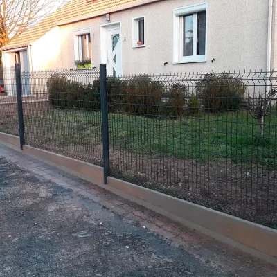 Clôture grillagée posée sur un muret béton