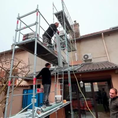 Échafaudage à l’arrière d’une maison pour une cheminée