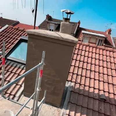 Souche de cheminée rénovée sur toiture en tuiles