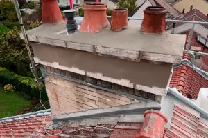 Souche de cheminée avec mitrons en terre cuite