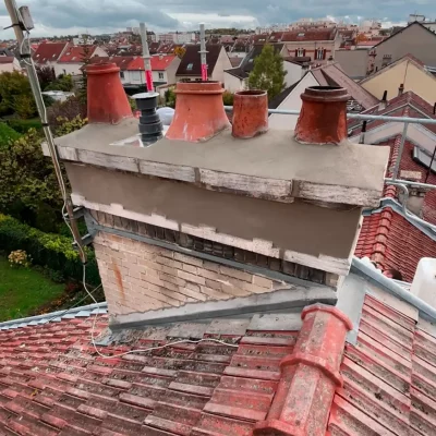 Souche de cheminée avec mitrons en terre cuite