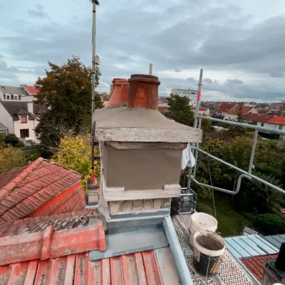 Souche de cheminée et antenne sur toiture en tuiles