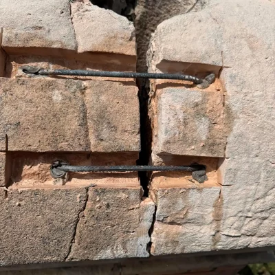 Fissure traversante sur un couronnement de cheminée