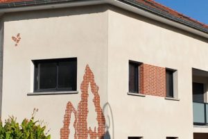 Façade enduite avec décor en briques apparentes
