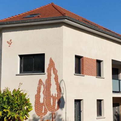 Façade enduite avec décor en briques apparentes