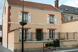 Maison champenoise avec façade enduite et encadrements en briques
