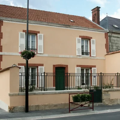 Maison champenoise avec façade enduite et encadrements en briques
