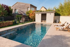 Piscine maçonnée avec plage en béton imprimé
