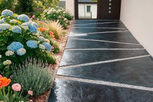Allée en béton imprimé aspect ardoise avec bandes claires