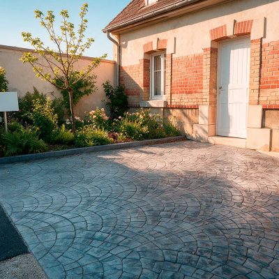 Cour de maison champenoise en béton imprimé
