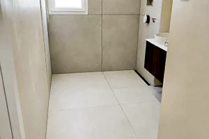 Salle de bain en carrelage grand format