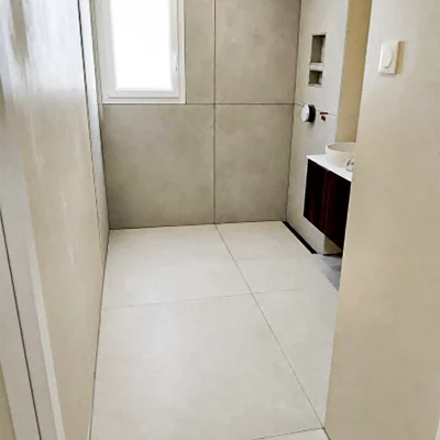 Salle de bain en carrelage grand format