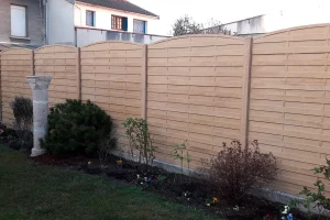 Clôture en panneaux béton imitation bois