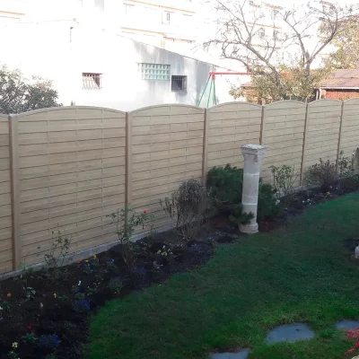 Clôture béton effet bois dans un jardin