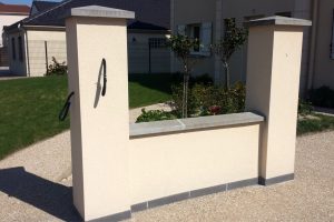Mur maçonné enduit en limite de jardin