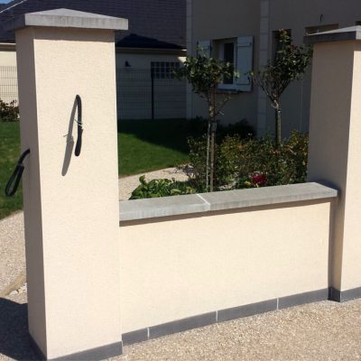 Mur maçonné enduit en limite de jardin