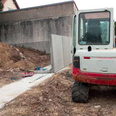 Chantier de clôture avec mini-pelle